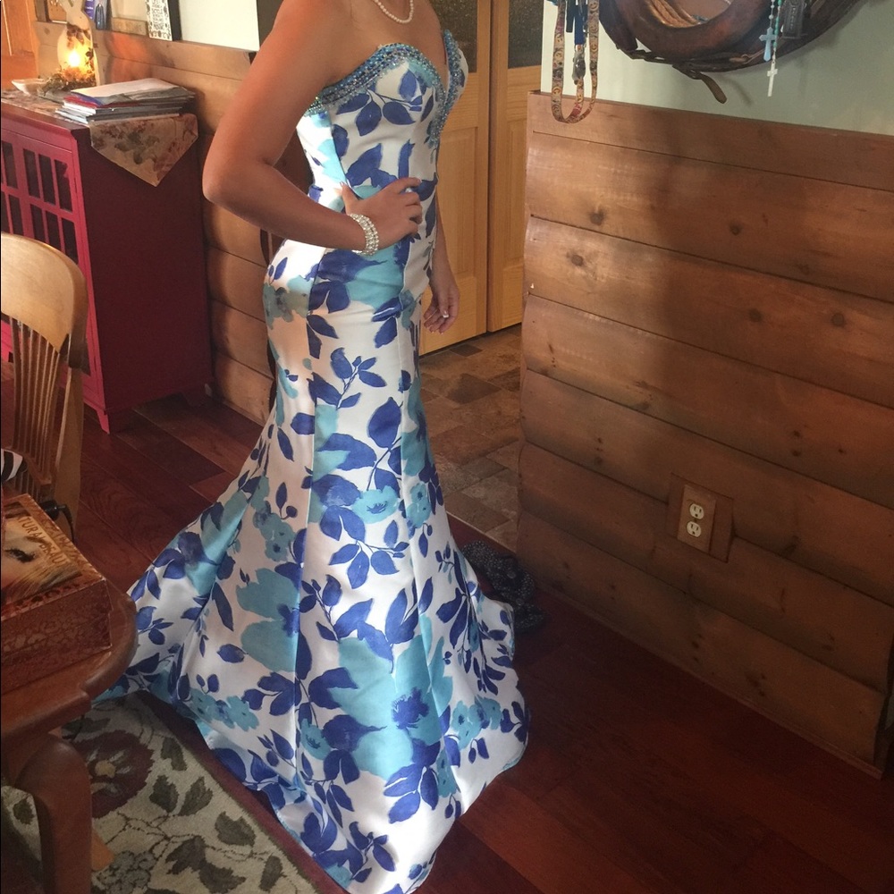 Prom dress - Picture 2 of 2